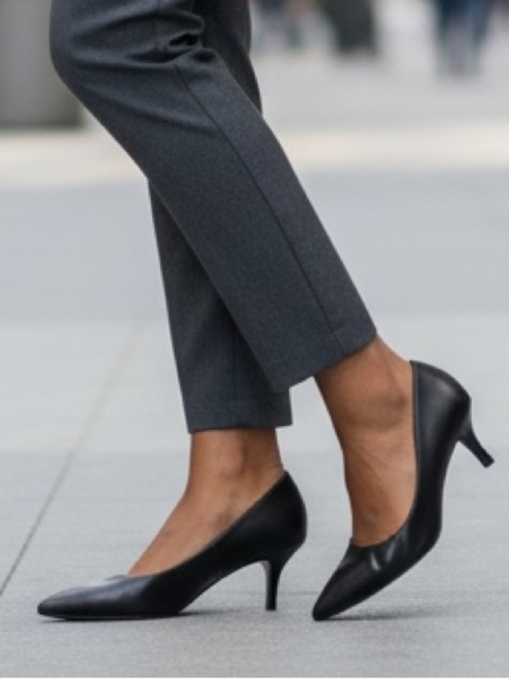 Life Stride Black Pointed-Toe Kitten Heels